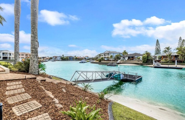 Villa by the Canal - Runaway Bay