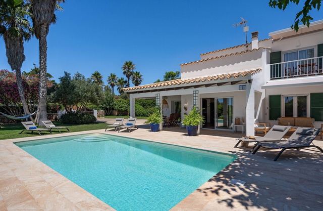 Villa by the sea with pool: charme and comfort