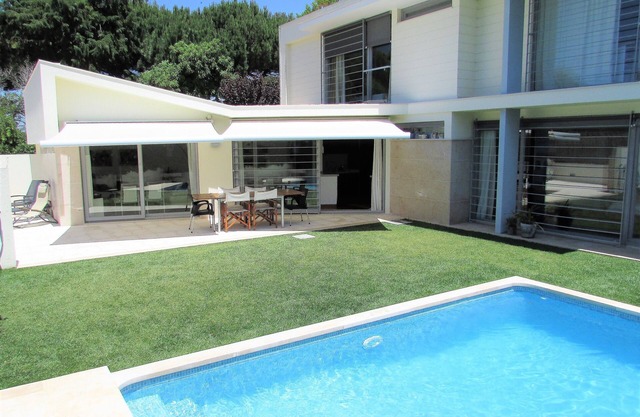 VILLA CASALINHO MECO in the pine forest, near the beach and Lisbon with private pool