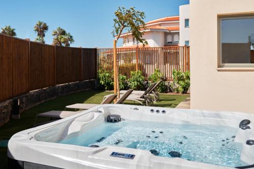 Villa costera, mar, golf y muelle deportivo