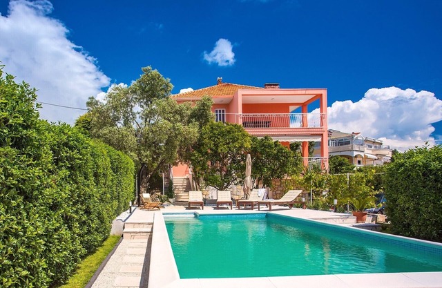 Villa Dawn-heated private pool, 100m to beach and restaurants, Trogir 1.7km