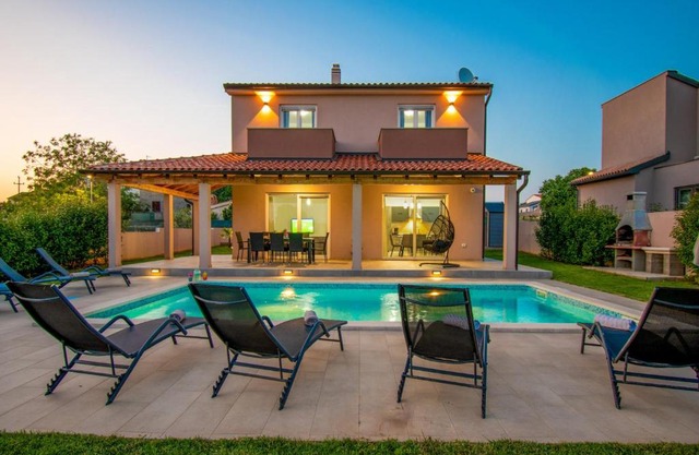 Villa Enjoy mit privatem Pool, by Istrabook