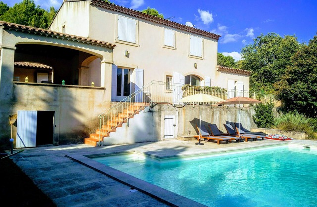 Villa in provence/near luberon in quiet area, 4 bedrooms with private pool & garden