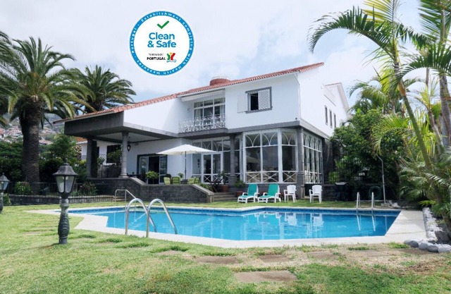 villa in the center of Funchal with pool and garden