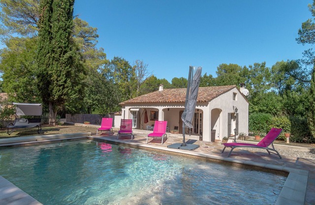 Villa les Pins - Nice holiday house with private swimming pool at the foot of Nature Park