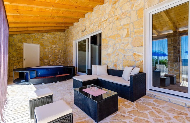 Villa Mateo - Three Bedroom Apartment with Terrace and Private Pool
