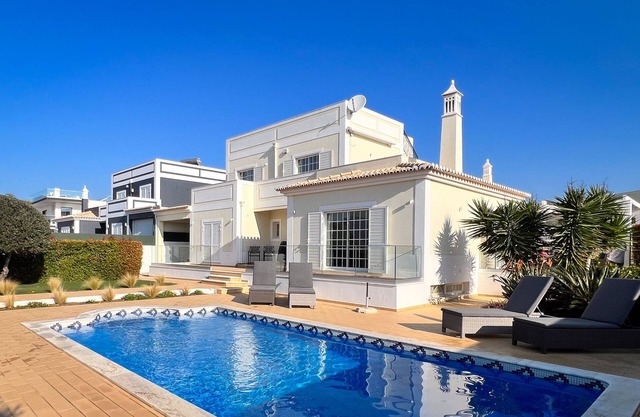 Villa Mirante with sea view and heated pool