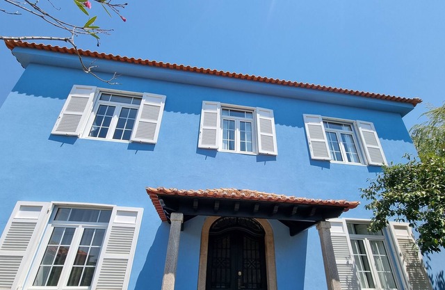 villa on 3 levels, 12p, 5 rooms, large garden, terrace, jacuzzi and Roman basin.