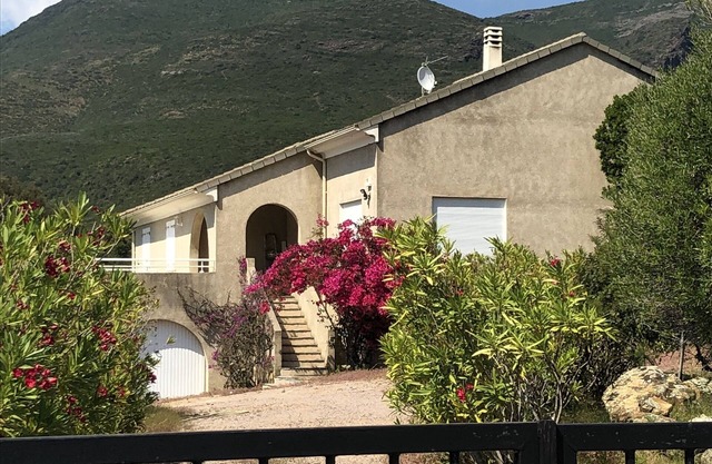 Villa on land of 3000 m2 5mn walk from the beaches.air-conditioned rooms