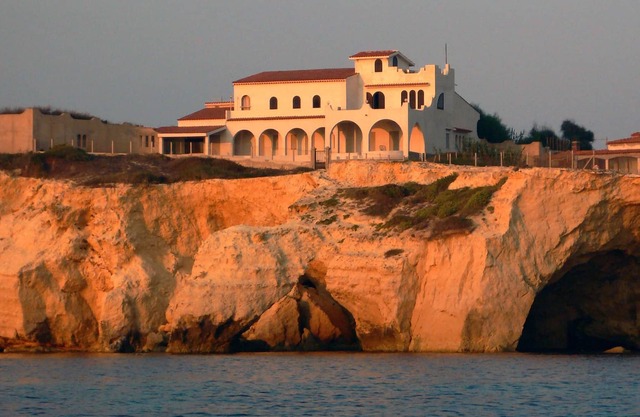 VILLA ON THE REEF OF PUNTA ANTS 85 meters from the beach