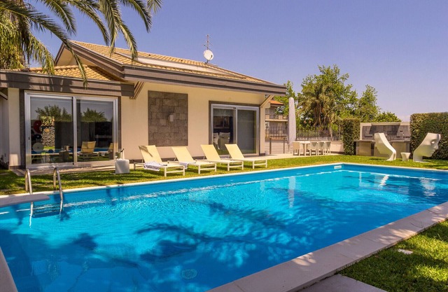 Villa Oras - Garden and pool