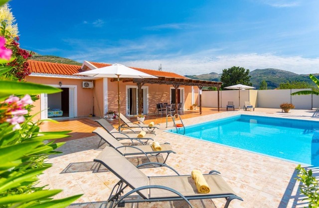 Villa Peach - Two Bedroom Villa, Sleeps 5