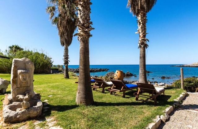 Villa Proto Helidoni - A cozy beachfront Villa