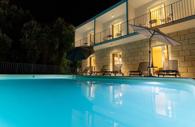 Villa s velikim vrtom i bazenom