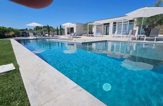 Villa signature pool jacuzzi