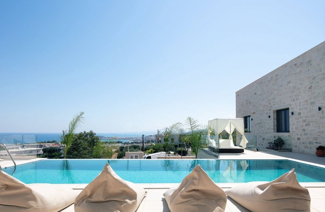 Villa Sorin - stunning views, hot tub, 50m2 pool, walking distance to shops!