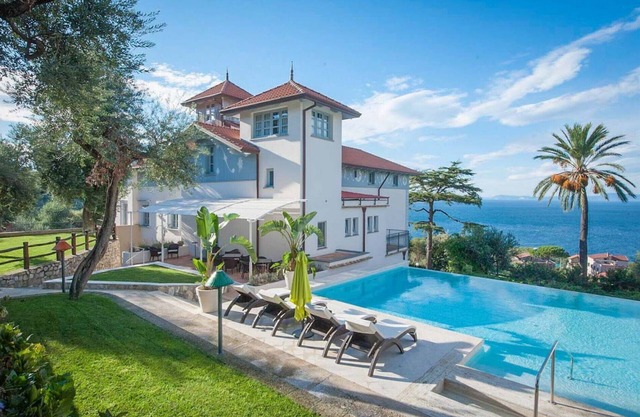 VILLA SORRENTO - Nine Bedroom Resort, Sleeps 25