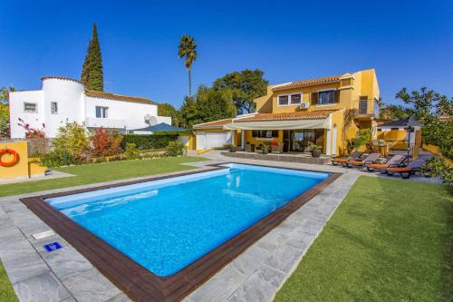 Villa Tadeu Quatro by Villa Plus