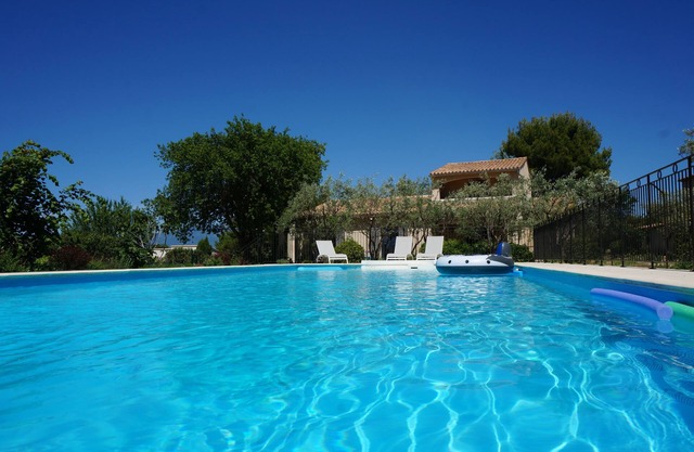 Villa with private pool on a large wooded plot in the Vaucluse