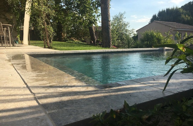 Villa with infinity pool, in secure residence, in Provence