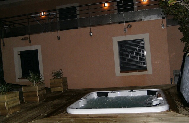 VILLA WITH JACUZZI AND STUDIO. FOR 10 PEOPLE NEAR Wed.