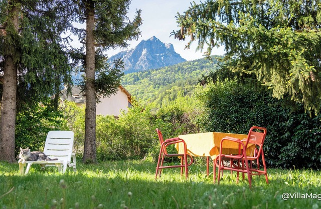 Villa with outbuildings close to the lake and shops.