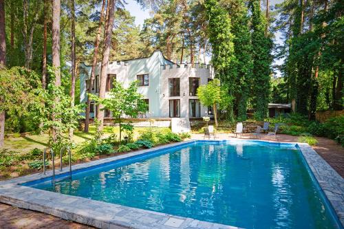 Villa with outdoor pool Warsaw