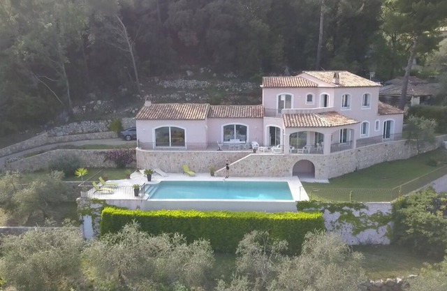 Villa with panoramic sea view and infinity pool! 20 min away from Cannes