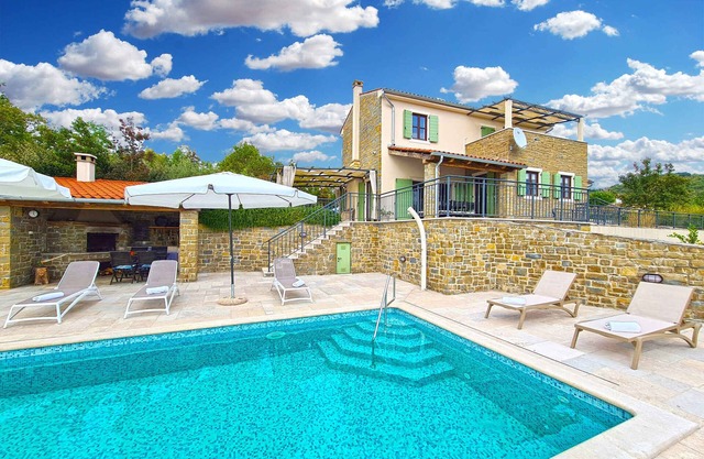 Villa with pool and air conditioning