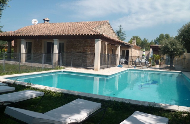 VILLA WITH POOL, ARBOREE, ENCLOSED AREA CALME10 people
