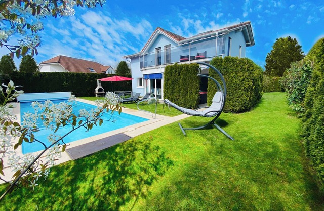 Villa with Pool: Leon’s Holiday Homes