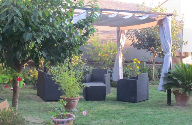 Villa with pool sleeps 6, Saint-didier