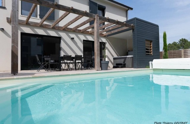 Villa with private pool and Jacuzzi on a residence with tennis