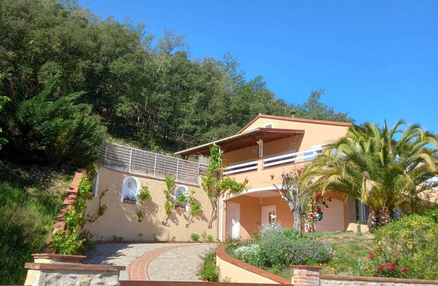 Villa with private pool in a quiet location with mountain views 5 min from Ceret
