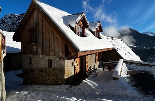 Village chalet with sauna 200 m from the slopes in the heart of Huez