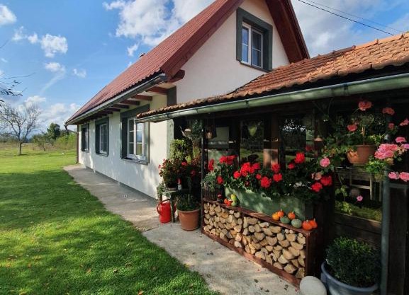 Village House Flowerside