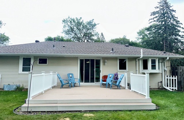 Vintage 4-bedroom house in Cottage Grove with spacious backyard and free parking