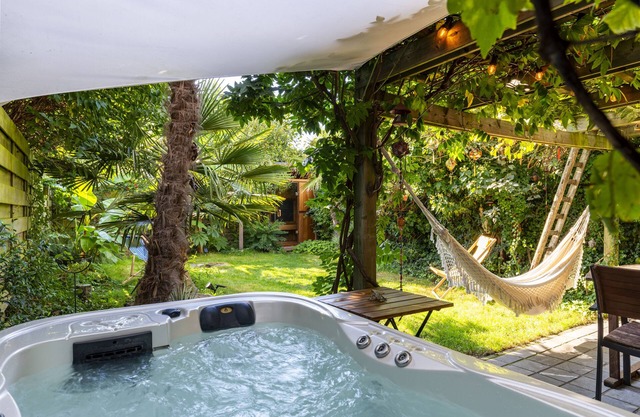 Vintage and botanical house with hot tub, sauna and bikes