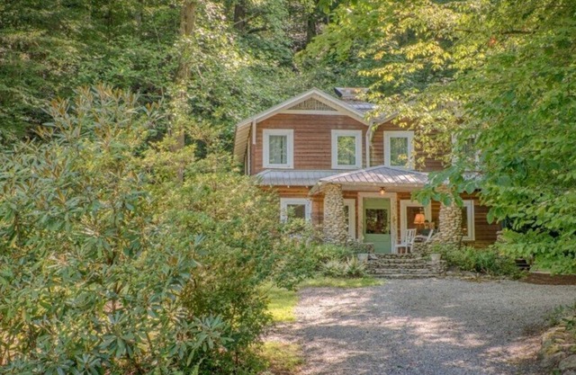Vintage and charming cabin with stone fireplace