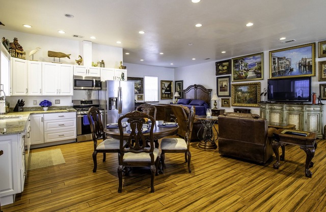 Vintage/antique 1200 sq. ft. interior studio & parking