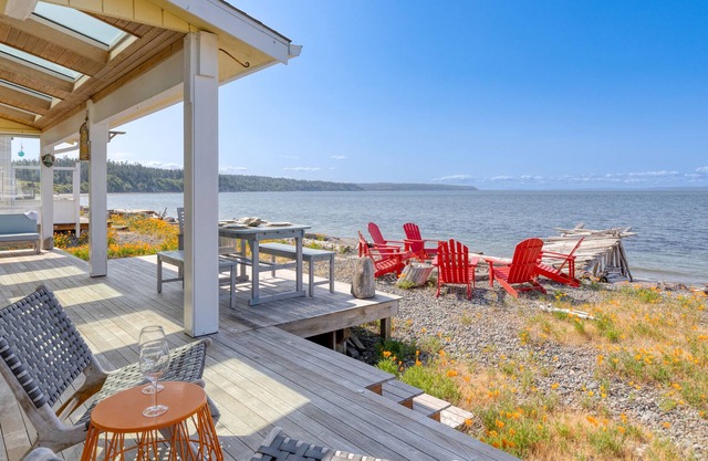 Vintage Beach House - Beachfront Cottage