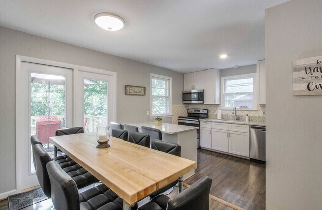 Vintage Charm-Wine cellar/bar room, sleeps 12!