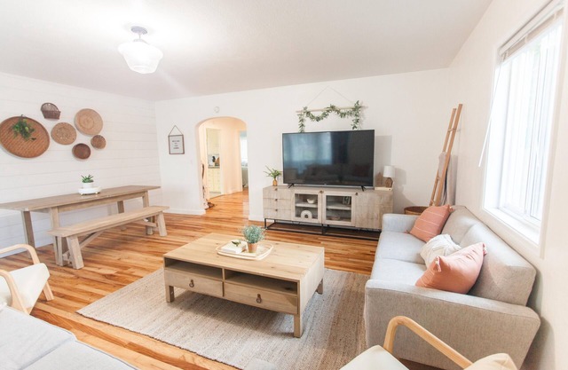 Vintage Home By Parks- 20 min to U of O - 8 min to Airport - Pet Friendly
