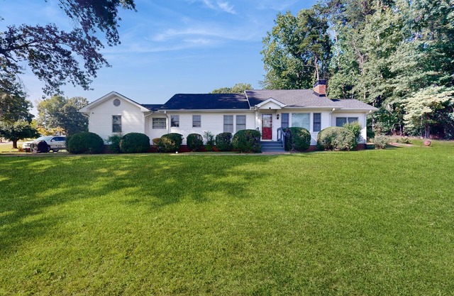 Vintage house with firepit, wifi + steps to Truett McConnell University
