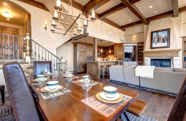 Vintage On The Strand 4 Bedrooms VIN-17 by KBM