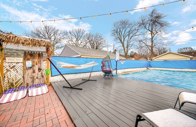VIP! LUXURY 4BD 5min to Lake Michigan beach Big Pool with heater!