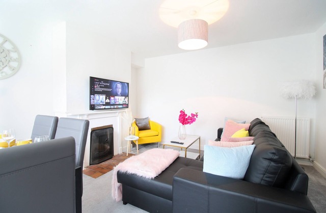 Virexxa Aylesbury Centre - Deluxe Suite - 3Bed House with Free Parking