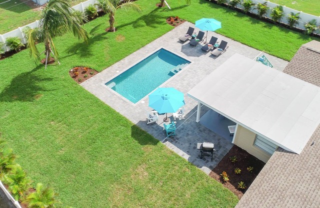 Viva La Flamingo! 10 Min to Anna Maria, Heated Pool, Pet Friendly
