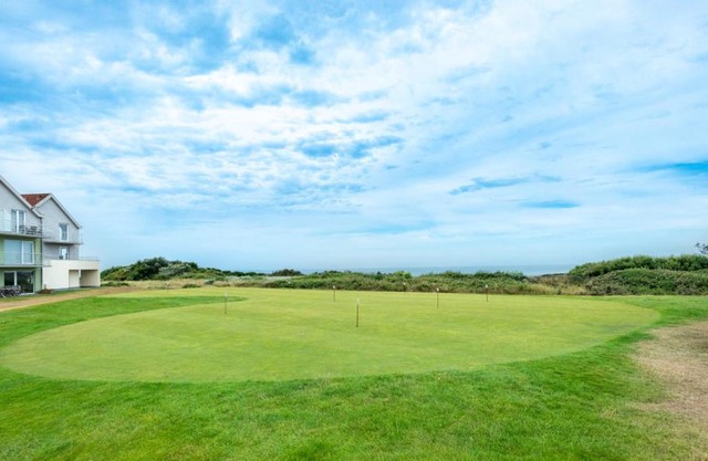 Vue sur mer, dunes et golf