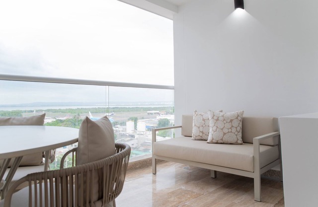 w Comfortable Loft w Balcony in Crespo